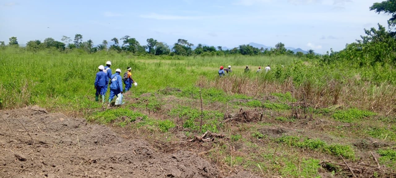 Étudiants en combinaison et casque lors d'une sortie de terrain en bas-fonds.