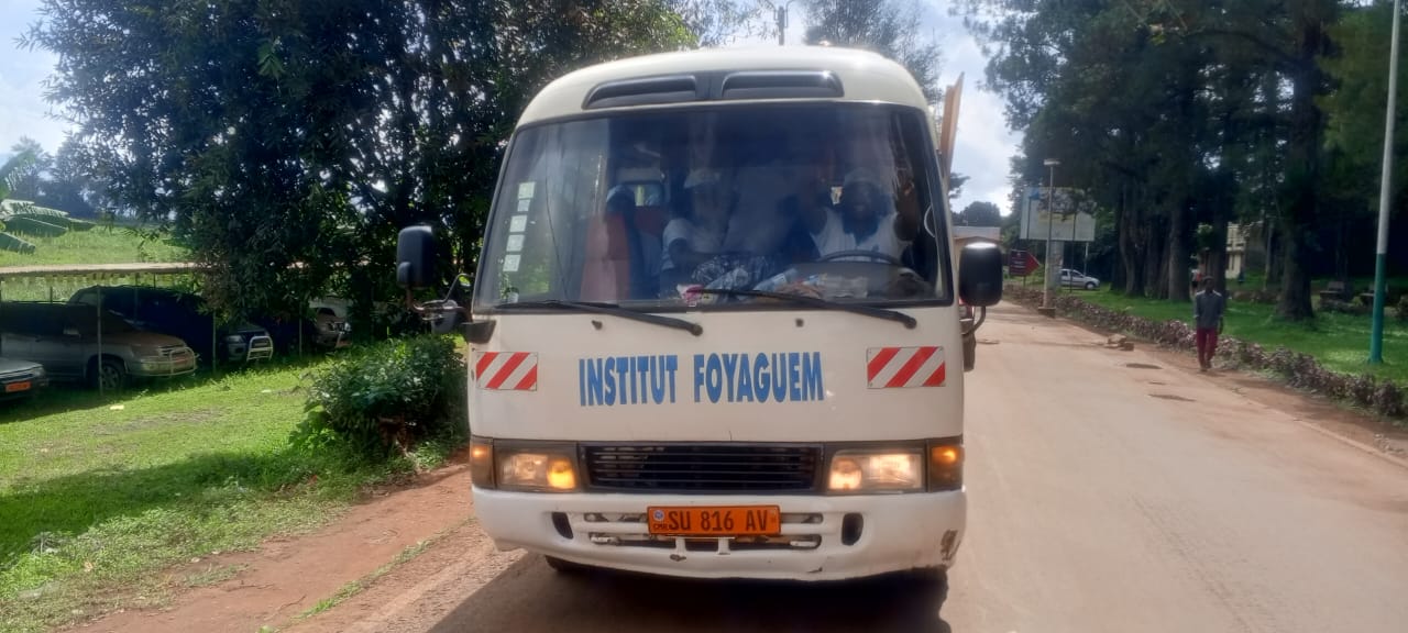 Le bus de l'institut sur la route, chargé d'étudiants.