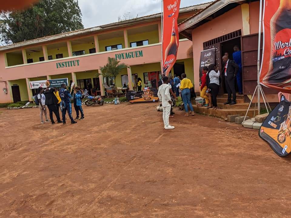 La cour de l'institut animée un jour de portes ouvertes.