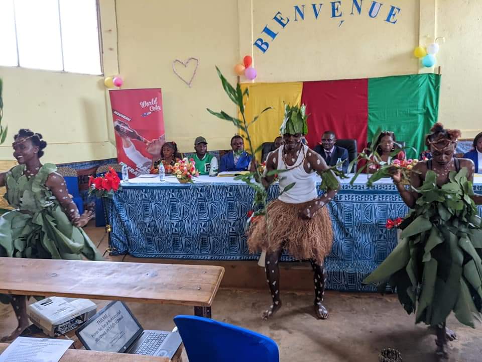 Troupe de danse traditionnelle se produisant lors d'une cérémonie de l'institut.