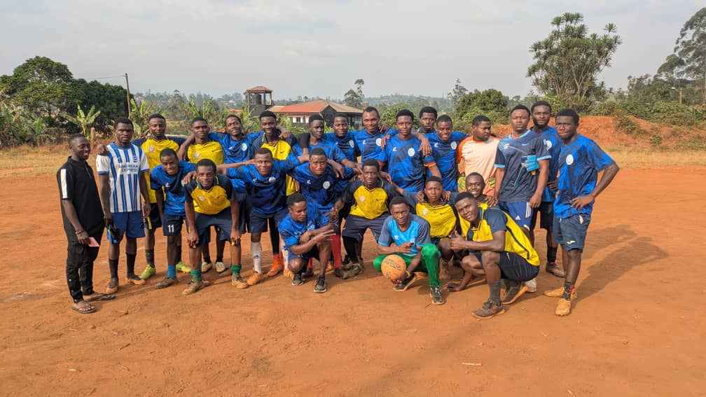 L'équipe de football de l'institut réunie sur le terrain.