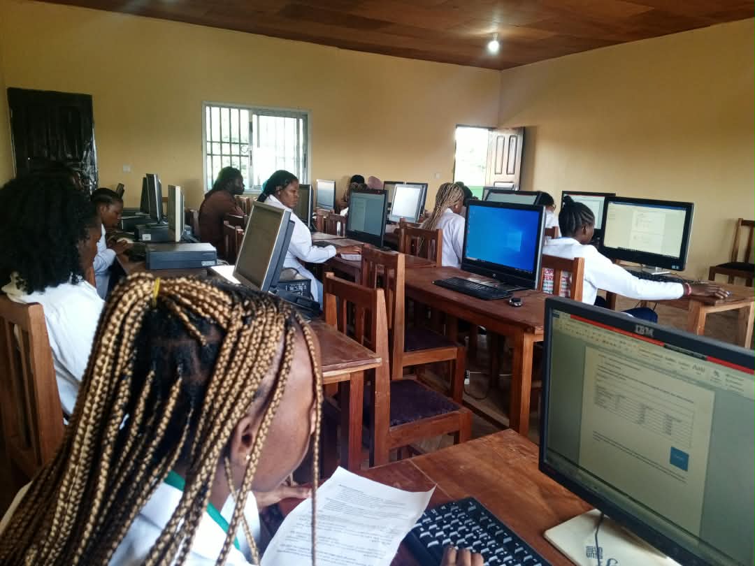 Étudiants de l'IESF devant les postes de la salle informatique.