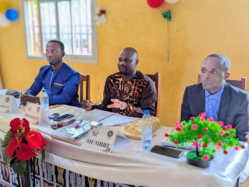 Le président, le rapporteur et le membre du jury attablés lors d'une soutenance.