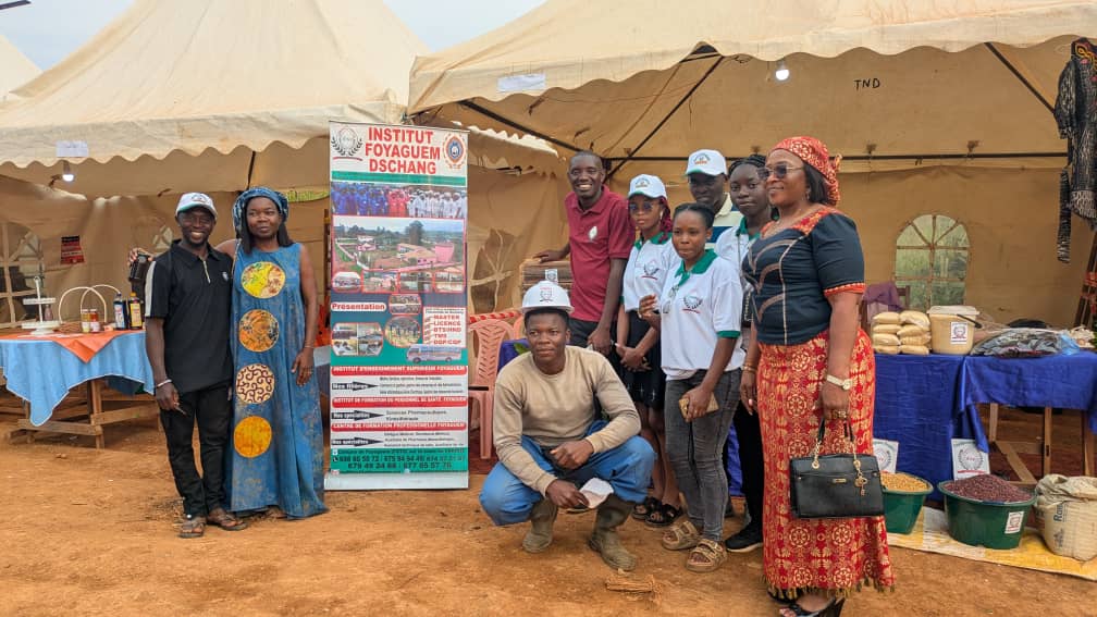 Stand de l'institut lors d'un comice agropastoral, équipe et visiteurs réunis.
