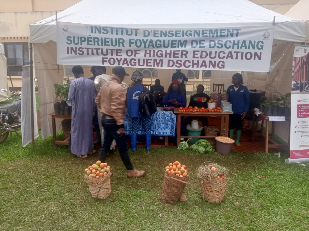 Stand de l'institut présentant la production agricole des étudiants.